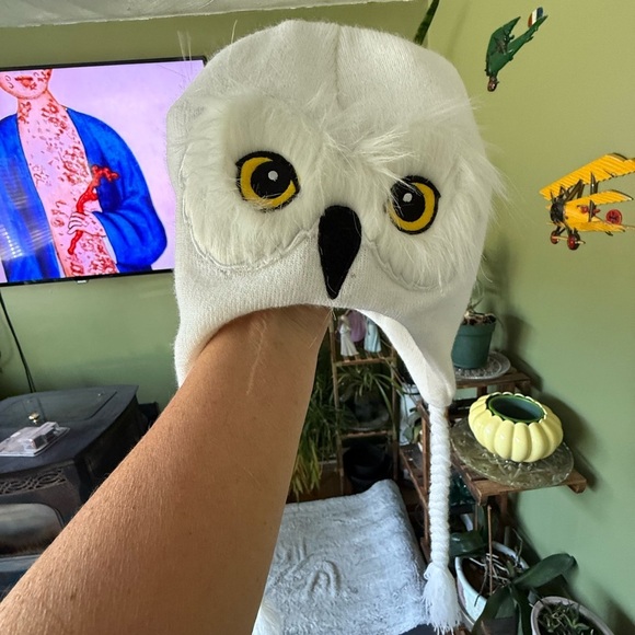 Harry Potter Griffindor Hedwig White Owl Plush Winter Hat with Ear Flaps OS - Picture 3 of 8